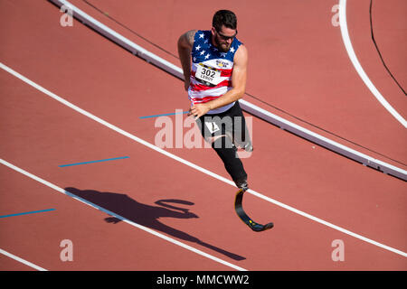 U.S. Army veteran Stefan Leroy Sprints während der 2017 Invictus Spiele in Toronto, Kanada, Sept. 24, 2017. Die Invictus Games, von Prinz Harry im Jahr 2014 gegründet, vereint die Verwundeten und verletzten Veteranen aus 17 Nationen für 12 adaptive Sportveranstaltungen, einschließlich Leichtathletik, Rollstuhl basketball Rollstuhl Rugby, Schwimmen, Volleyball, und Neu in der 2017 Spiele, Golf. (DoD Foto von EJ Hersom) Stockfoto