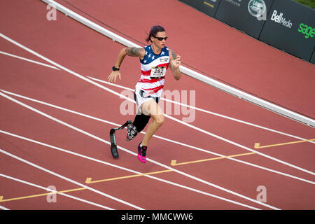 Us Marine Corps Veteran Sarah Ruder läuft ein Sprint während der 2017 Invictus Spiele in Toronto, Kanada, Sept. 24, 2017. Die Invictus Games, von Prinz Harry im Jahr 2014 gegründet, vereint die Verwundeten und verletzten Veteranen aus 17 Nationen für 12 adaptive Sportveranstaltungen, einschließlich Leichtathletik, Rollstuhl basketball Rollstuhl Rugby, Schwimmen, Volleyball, und Neu in der 2017 Spiele, Golf. (DoD Foto von EJ Hersom) Stockfoto