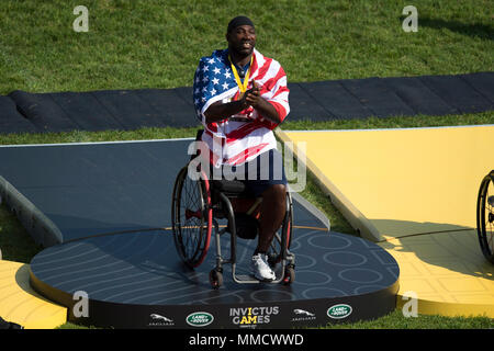 Pensionierte Armee SPC. Anthony Pone reagiert auf Gold Im 2017 Invictus Spiele in Toronto, Kanada, Sept. 24, 2017. Die Invictus Games, von Prinz Harry im Jahr 2014 gegründet, vereint die Verwundeten und verletzten Veteranen aus 17 Nationen für 12 adaptive Sportveranstaltungen, einschließlich Leichtathletik, Rollstuhl basketball Rollstuhl Rugby, Schwimmen, Volleyball, und Neu in der 2017 Spiele, Golf. (DoD Foto von EJ Hersom) Stockfoto