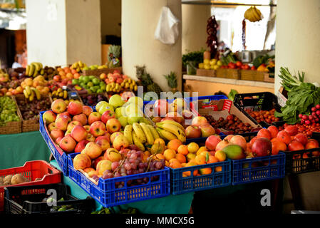 Nahaufnahme von verschiedenen exotischen Früchten in der Fee auf der Insel Ibiza. Bananen, Mandarinen, Kürbis, Trauben und Pfirsich. Eco und Rohstoff für Vega. Stockfoto