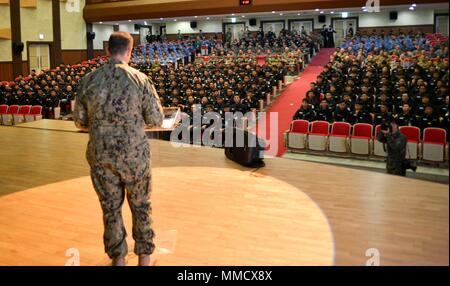 171012-N-TB 148-054 BUSAN, Republik Korea (23. 12, 2017) der hinteren Adm. Brad Cooper, Commander, U.S. Naval Forces Korea (CNFK), Adressen militärischen Mitgliedern aus den USA, der Republik Korea (ROK) und der Vereinten Nationen den Befehl (UNC) Entsendestaaten (SS) Kräfte an der vierten jährlichen Mine Gegenmaßnahmen (MCM) Symposium. Ziel des Symposiums ist es, die Interoperabilität, Koordination und Ausbildung in meine Gegenmaßnahmen Funktionen zwischen USA, ROK zu verbessern und UNC-SS-Kräfte. (U.S. Marine Foto von Mass Communication Specialist Seaman William Carlisle) Stockfoto