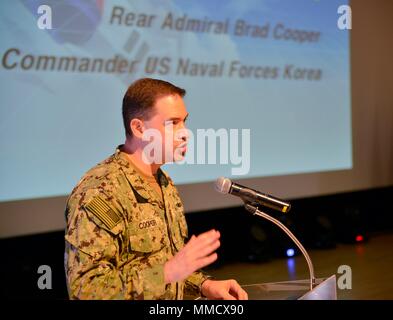171012-N-TB 148-052 BUSAN, Republik Korea (23. 12, 2017) der hinteren Adm. Brad Cooper, Commander, U.S. Naval Forces Korea (CNFK), Adressen militärischen Mitgliedern aus den USA, der Republik Korea (ROK) und der Vereinten Nationen den Befehl (UNC) Entsendestaaten (SS) Kräfte an der vierten jährlichen Mine Gegenmaßnahmen (MCM) Symposium. Ziel des Symposiums ist es, die Interoperabilität, Koordination und Ausbildung in meine Gegenmaßnahmen Funktionen zwischen USA, ROK zu verbessern und UNC-SS-Kräfte. (U.S. Marine Foto von Mass Communication Specialist Seaman William Carlisle) Stockfoto