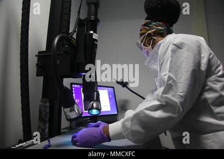 Dionna Lewis, ein latentes Drucken Prüfer zugeordnet zur forensischen Ausbeutung Labor der United States Army Central Command (FXL-C) nutzt die reflektierende Uv-Imaging System Fingerabdrücke in Südwestasien, Okt. 9, 2017 zu erwerben. Die RUVIS ist ein integraler Bestandteil der Suche des Crime scene Investigator für Beweise. FXL-C untersucht Verbrechen und schwere Menschenrechtsverletzungen in einer Reihe von militärischen Operationen. (U.S. Armee Foto von Cpl. Marcus Gresham) Stockfoto