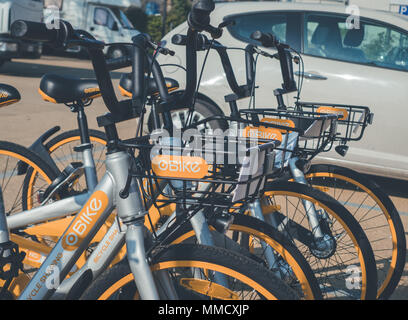 Rimini, Italien, 21. März 2018 viele Fahrrad zu mieten sind in der Stadt geparkt. Sie sind ein Weg für eine grüne und ökologische Stadt realisieren Stockfoto