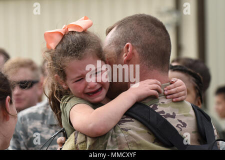 Ein 48Th Fighter Wing Airman umfasst ein Familie Mitglied an der Royal Air Force Lakenheath, England, nach der Rückkehr von der Bereitstellung Okt. 11. F-15E Strike Eagles und Fliegern aus dem 492Nd Fighter Squadron und unterstützende Einheiten auf der 48th Fighter Wing Zurück von einem sechsmonatigen Einsatz zu einem geheimen Ort im Südwesten Asien. (U.S. Air Force Foto/Airman 1st Class Eli Chevalier) Stockfoto