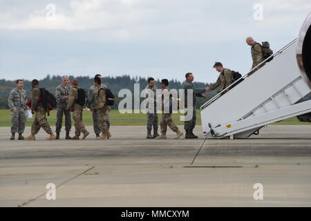 48Th Fighter Wing Führer grüße Flieger zurück zu Royal Air Force Lakenheath, England, Okt. 11, nach einem Deployment. F-15E Strike Eagles und Fliegern aus dem 492Nd Fighter Squadron und unterstützende Einheiten auf der 48th Fighter Wing Zurück von einem sechsmonatigen Einsatz zu einem geheimen Ort im Südwesten Asien. (U.S. Air Force Foto/Airman 1st Class John A. Crawford) Stockfoto