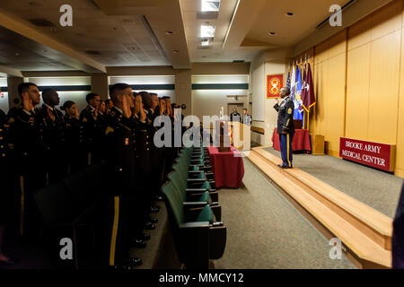 Diamond Hough ist ein US Army Command Sergeant Major, der 2017 im Brooke Army Medical Center diente. Am 4. Oktober 2017 übergab er die Anklage an 27 Unteroffiziere während einer NCO-Einführungszeremonie in der BAMC, Joint Base San Antonio. Das Archivmaterial dokumentiert die formale Ansprache an neu eingeführte Armee-NCOs. Stockfoto