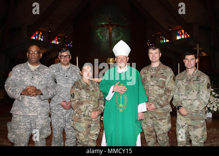 War eine besondere katholische Messe zu Ehren der Kalifornien Army National Guard Okt. 15 bei St. Johannes der Täufer Kirche in Napa, Kalifornien, mit Bischof Robert F. Vasa in der Diözese Santa Rosa leader gehalten, den Vorsitz. Mitglieder der 185 MP MRD., SPC. Donald Logan, SPC. Jesus Flores, Kapitän Antonia Ambriz, Kaplan (Capt.) David Evans und Maj. Andrew Hanson, Executive Officer, nahmen an der Zeremonie. "Ohne Zweifel, Ihre Anwesenheit ist eine große Quelle des Trostes für alle Menschen", sagte Bischof Vasa. "Er lässt die Leute wissen, dass sie in ihrem Kampf nicht allein sind. Die Nation ist hier für uns." Auch teilnehmen Stockfoto