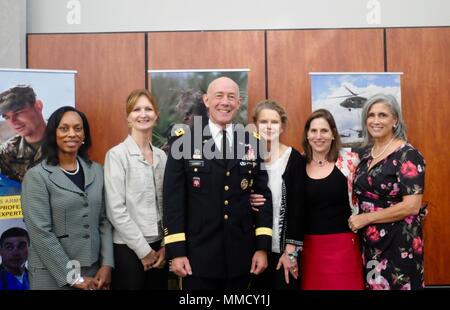 Armee Finden freiwillige Ehegatten l-r (Rhanda Washington, 80. Training Cmd, Denise Lambert, MIRC, Sheri Thompson, USARC, und Marcia Irwin, OCAR) einen Moment mit Generalleutnant Karl Luckey, Oberbefehlshaber der Armee Finden und kommandierenden General der US Army Reserve Command und Julie Luckey, Armee Finden ältere Ehepartner, bevor die Familie forum Präsentation bei der United States Army (AUSA), 10. Oktober 2017. Us-Armee finden Foto: Staff Sgt. Deidra Jackson, 108 Ausbildung Befehl, iET Stockfoto