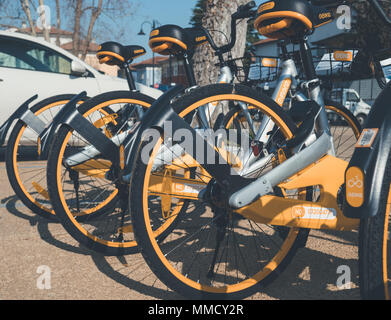 Rimini, Italien, 21. März 2018 viele Fahrrad zu mieten sind in der Stadt geparkt. Sie sind ein Weg für eine grüne und ökologische Stadt realisieren Stockfoto
