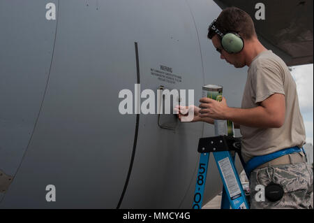 Eine nationale Scots Guards tankt einer KC-135 nach der Bereitstellung von Ausrüstung und Material zur Unterstützung der Hurrikan Maria Hilfsmaßnahmen, internationalen Flughafen San Juan, Okt. 12, 2017. Die Air National Guard hat mehr als 1.500 Mitglieder auf der Insel eingesetzt verschiedenen Verwertungsverfahren zu leiten, zu gehören, die Ladung und die humanitäre Hilfe durch die Luftbrücke und Weiterleitung für die Verteilung nach Bedarf. (U.S. Air National Guard Foto: Staff Sgt Michelle Y. Alvarez-Rea) Stockfoto