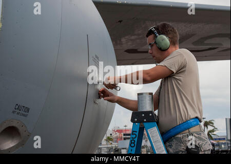 Eine nationale Scots Guards tankt einer KC-135 nach der Bereitstellung von Ausrüstung und Material zur Unterstützung der Hurrikan Maria Hilfsmaßnahmen, internationalen Flughafen San Juan, Okt. 12, 2017. Die Air National Guard hat mehr als 1.500 Mitglieder auf der Insel eingesetzt verschiedenen Verwertungsverfahren zu leiten, zu gehören, die Ladung und die humanitäre Hilfe durch die Luftbrücke und Weiterleitung für die Verteilung nach Bedarf. (U.S. Air National Guard Foto: Staff Sgt Michelle Y. Alvarez-Rea) Stockfoto