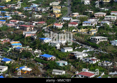 St. Thomas, U.S. Virgin Islands, US -- 12. Oktober 2017 - Luftaufnahmen von Schäden, die durch die jüngsten Hurrikans und blauen Dächern, die auf die Dächer sind vorübergehend zu helfen Reparatur Hurrikans beschädigten Dächer verursacht. Die Dächer werden gefördert von der FEMA und das Programm und die Installation ist durch die US-Armee Korps der Ingenieure. Jocelyn Augustino / FEMA durchgeführt Stockfoto