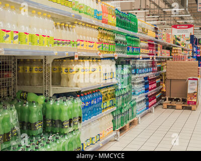 Rimini, Italien, 21. März 2018 Regale von Soda Flaschen zu Einkaufszentrum, Symbole der Papierkorb essen und Erhöhung der fette Leute Stockfoto