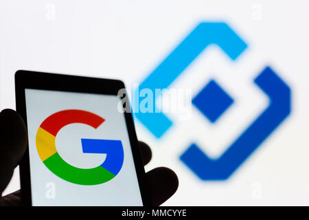 Moskau, Russland - Mai 9, 2018: Smartphone mit Google Logo. Roskomnadzor (für die Jungen) Emblem auf Hintergrund. Millionen von IP wurde gesperrt Telegramm zu verbieten. Stockfoto