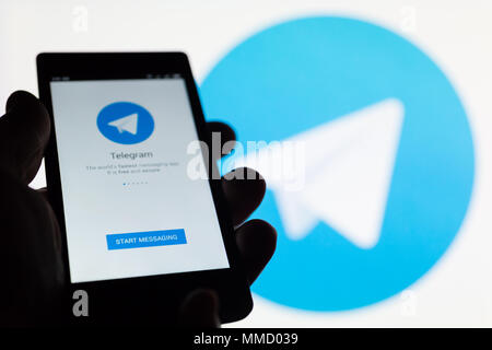 Moskau, Russland - Mai 9, 2018: Smartphone mit beliebten Secure messenger Telegramm App auf dem Bildschirm angezeigt. Flugzeug Anwendung Emblem auf Stockfoto