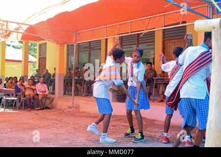 171007-N-Nr. 181-004 LIQUICIA, Timor-leste (Okt. 2010) 7, 2017) - seabees zugeordnet Naval Mobile Konstruktion Bataillon (NMCB) 4, genießen Sie einen traditionellen timoresischen Tanz Performance von Studenten Liquicia Grundschule während der Teilnahme an der Bibliothek neu-Eröffnung. Studenten hielt auch eine traditionelle Mahlzeit mit den Seabees und der lokalen Gemeinschaft. (U.S. Marine Foto von Bau Elektriker dritte Klasse Ji Han/Freigegeben) Stockfoto