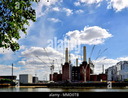 London, England, UK. Batersea Power Station und Baukräne aus dem Nordufer der Themse gesehen Stockfoto