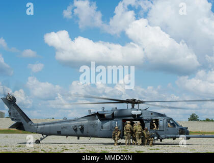 Us Air Force Pararescuemen, Combat Rescue Offiziere und US-Army Green Beret ist auf der US-Air Force HH-60 Pave Hawk Hubschrauber während eines Unfalls Extraktion Szenario bei Guardian Zentren, Perry, Georgia, 13. Oktober 2017. Mitglieder von der US-Air Force 308., 301. und 38th Rescue Schwadronen und der US-Armee 20 Special Forces Group, wird fünf Tage im Guardian Zentren, die eine Metroplex 80 Strukturen, 16 Blöcke und 75 Hektar realistisch städtischen Ausbildung zur Suche und Rettung Fähigkeiten vor ihrer Bereitstellung zu schärfen. (U.S. Air Force Foto von Master Sgt. Stephen D. Sch Stockfoto