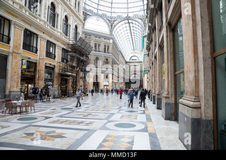 Weitwinkelaufnahme der Galleria Umberto Einkaufszentrum in Neapel, Italien Stockfoto