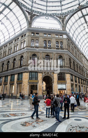 Blick auf die Galleria Umberto öffentlichen Shopping Galerie in Neapel Stockfoto