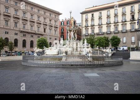 Die Piazza Municipio in Neapel und neptunbrunnen Statue Stockfoto
