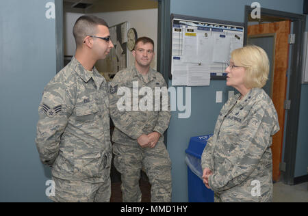 Generalmajor Kathryn J. Johnson, Leiter Logistik, Technik und Schutz, Sitz Air Force Reserve Command, Robins Air Force Base, Georgien spricht mit finden Bürger Flieger während ihrer Tour an Einrichtungen, 14. Oktober 2017, Niagara Falls Luft finden Station, New York, Generalmajor Johnson die 914th Air Refuelling Flügel in einer Bemühung, Bereitschaft und Voraussetzungen zu diskutieren. (U.S. Air Force Foto von Tech. Sgt. Steph Sawyer) Stockfoto