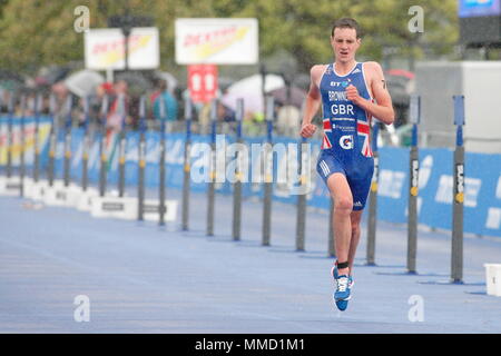 UK-Triathlon - Laufen - Alistair Brownlee durch den Übergang in den sintflutartigen Regen läuft, Elite Männer ITU World Championship Dextro Energy Triathlon London, den 7. August 2011 Stockfoto