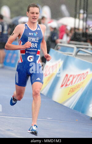 UK-Triathlon - Laufen - Alistair Brownlee durch den Übergang in den sintflutartigen Regen läuft, Elite Männer ITU World Championship Dextro Energy Triathlon London, den 7. August 2011 Stockfoto