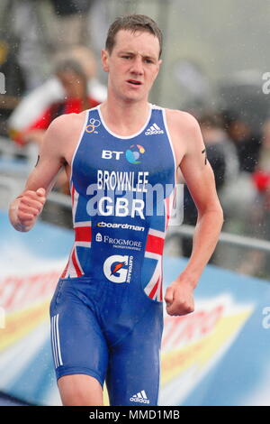 UK-Triathlon - Laufen - Alistair Brownlee durch den Übergang in den sintflutartigen Regen läuft, Elite Männer ITU World Championship Dextro Energy Triathlon London, den 7. August 2011 Stockfoto