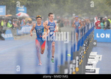 UK-Triathlon - Laufen - Javier Gomez führt Jonathan Brownlee durch die Übergangsphase in der sintflutartigen Regenfälle, Elite Männer ITU World Championship Dextro Energy Triathlon London, den 7. August 2011 Stockfoto