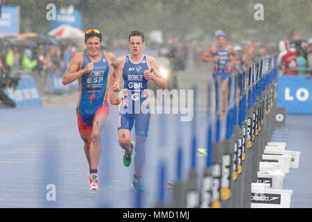 UK-Triathlon - Laufen - Javier Gomez führt Jonathan Brownlee durch die Übergangsphase in der sintflutartigen Regenfälle, Elite Männer ITU World Championship Dextro Energy Triathlon London, den 7. August 2011 Stockfoto