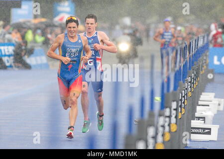 UK-Triathlon - Laufen - Javier Gomez führt Jonathan Brownlee durch die Übergangsphase in der sintflutartigen Regenfälle, Elite Männer ITU World Championship Dextro Energy Triathlon London, den 7. August 2011 Stockfoto