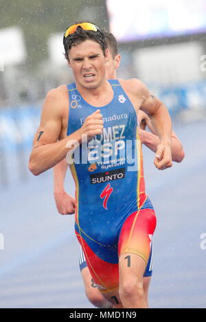 UK-Triathlon - Laufen - Javier Gomez führt Jonathan Brownlee durch die Übergangsphase in der sintflutartigen Regenfälle, Elite Männer ITU World Championship Dextro Energy Triathlon London, den 7. August 2011 Stockfoto