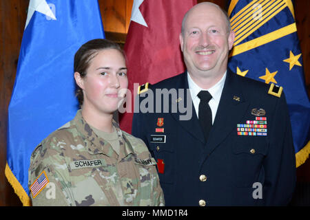 Generalmajor Andrew S. Schafer jr. stellt mit seiner Tochter, Michelle A. Schafer während seiner Promotion Zeremonie am Fort Indiantown Gap, Pa am 14.Oktober. Stockfoto