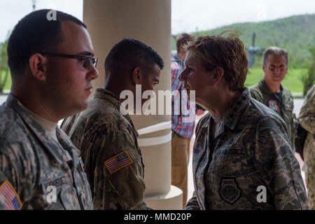 Allgemeine Lori Robinson, US Northern Command Commander, trifft sich mit außergewöhnlichen Soldaten aus dem 14 Combat Support Hospital und das Puerto Rico National Guard in Humacao, Puerto Rico, 17. Okt. 2017. Die 14 CSH ist die lokale Krankenhäuser, die durch den Hurrikan Maria betroffen waren. (U.S. Air Force Foto von Airman 1st Class Nicholas Dutton) Stockfoto