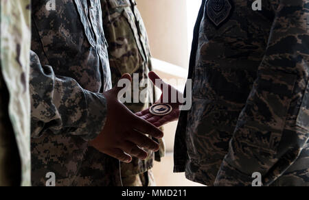 Allgemeine Lori Robinson, US Northern Command Commander, trifft sich mit außergewöhnlichen Soldaten aus dem 14 Combat Support Hospital und das Puerto Rico National Guard in Humacao, Puerto Rico, 17. Okt. 2017. Die 14 CSH ist die lokale Krankenhäuser, die durch den Hurrikan Maria betroffen waren. (U.S. Air Force Foto von Airman 1st Class Nicholas Dutton) Stockfoto