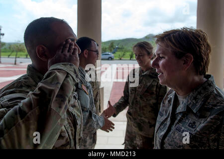 Allgemeine Lori Robinson, US Northern Command Commander, trifft sich mit außergewöhnlichen Soldaten aus dem 14 Combat Support Hospital und das Puerto Rico National Guard in Humacao, Puerto Rico, 17. Okt. 2017. Die 14 CSH ist die lokale Krankenhäuser, die durch den Hurrikan Maria betroffen waren. (U.S. Air Force Foto von Airman 1st Class Nicholas Dutton) Stockfoto