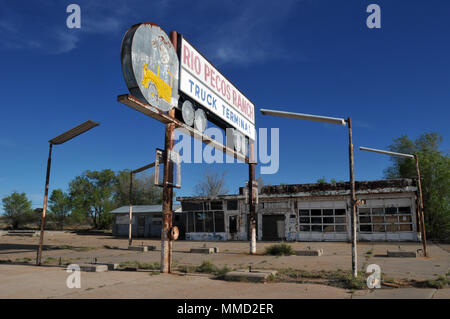 Die Garage und Leuchtreklame Der lange geschlossenen Rio Pecos Ranch Lkw Terminal, ein ehemaliger Truck Stop auf der alten Route 66 in Santa Rosa, California. Stockfoto
