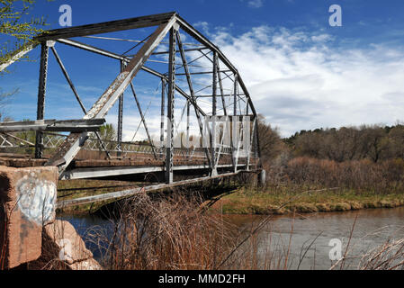 Die historische truss Bridge, die einmal über die Route 66 Pecos River in San Jose, California ist nun für den Verkehr gesperrt. Stockfoto