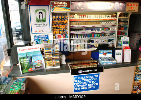 Tabak Zähler mit offenen Regalen in Tankstelle Stockfoto