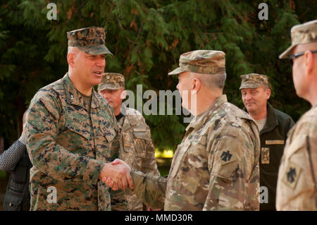 Generalmajor William F. Mullen III, Kommandierender General des US Marine Corps Air Ground Combat Center, trifft sich mit Oberst David Jordan, Kommandant der 45th Infantry Brigade Combat Team und die Gemeinsame Multinationale Ausbildung Group-Ukraine, bei seinem Besuch in der yavoriv Combat Training Center in der Ukraine, wo die 45 Mentoring ist Ukrainisch CTC Personal, am 11.10.16. (Foto durch Kapitän Kayla Christopher, 45th Infantry Brigade Combat Team) Stockfoto