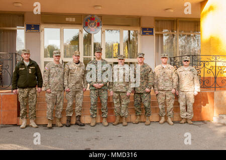 Generalmajor William F. Mullen III, Befehlshaber der Marine Corps Air Ground Combat Center stellt mit ukrainischen Oberstleutnant Pavlo Rozhko, Kommandant der Yavoriv Combat Training Center und US-Armee Oberst David Jordan, Kommandant der 45th Infantry Brigade Combat Team und die Gemeinsame Multinationale Ausbildung Group-Ukraine, zusammen mit Führungskräften aus der CTC und JMTG-U während der allgemeinen Besuch der CTC in der westlichen Ukraine, am 11.10.16. (Foto durch Kapitän Kayla Christopher, 45th Infantry Brigade Combat Team) Stockfoto