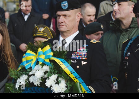 Oberst Charles Schnäpse, Stabschef der Gemeinsame Multinationale Ausbildung Group-Ukraine, bereitet einen Kranz zu Ehren gefallen Ukrainische Soldaten in einer Zeremonie Kennzeichnung Verteidiger der Ukraine Tag in Lviv, Ukraine, am 14. Oktober. (Foto von SPC. Samuel Maurer, 45th Infantry Brigade Combat Team) Stockfoto