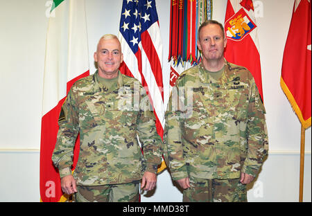 Von links, Brig. Gen. Eugene J. LeBoeuf, US-Armee Afrika wirkenden kommandierenden General und Brig. Gen. Frederick R. Maiocco, 21 Theater Sustainment Command stellvertretenden kommandierenden General und 7 Mission unterstützt den Befehl kommandierender General, für ein Foto im Büro des USARAF Commander bei einem jüngsten Besuch in Caserma Ederle, Vicenza, Italien, Okt. 18, 2017 darstellen. (Foto durch visuelle Informationen Spezialist Antonio Bedin-/freigegeben) Stockfoto