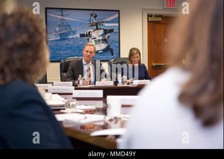 Der stellvertretende Verteidigungsminister Pat Shanahan spricht während einer Gesprächsrunde mit militärischen und Veteran Unterstützung von Organisationen, die auf das Pentagon in Washington, D.C., Oktober 18, 2017 statt. (DoD Foto von U.S. Army Sgt. Amber I. Smith) Stockfoto