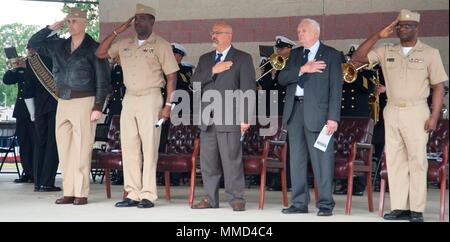 DAHLGREN, Va (Okt. 2010) 16, 2017) - Kapitän Michael O'Leary, Kapitän Godfrey 'Gus' Weekes, John Fiore, Jim Colvard, und Leutnant Josua Okwari - Ehre die amerikanische Flagge als die Marine Band die Nationalhymne am Dahlgren hundertjährige Gedenken kickoff Zeremonie spielt. Mehr als 8.000 Mitarbeiter an der Basis zusammen mit seinem Mieter Befehle arbeiten wird die Gemeinschaft Memory Lane in den nächsten 12 Monaten bis zur 100 - Jahr 2018. Stockfoto