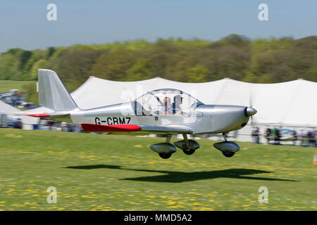 Aerotechnik EV-97 Eurostar Flugzeuge G-CBMZ zieht aus Popham Flugplatz in Hampshire UK. Stockfoto