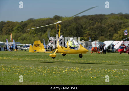 Leuchtend gelbe Magni Tragschrauber G-CGCE zieht aus Popham Flugplatz in der Nähe von Winchester in Großbritannien. Stockfoto