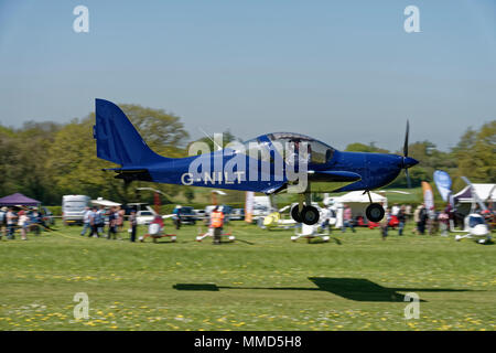 Schöne blaue Eurostar EV-97 Ultraleichtflugzeuge G-NILT zieht aus Popham Flugplatz in Hampshire UK Stockfoto